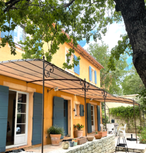 Conception toile de pergola sur-mesure dans le Vaucluse - Réalisation À Vos Bâches